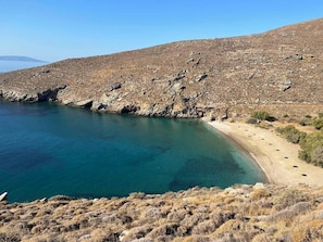Playa en los alrededores y camastros