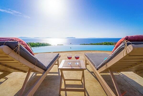 Piscine extérieure, parasols de plage