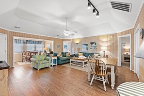 TV - Spacious and Secluded Cottage 59G in the Heart of Myrtle Beach's Shore Drive (Myrtle Beach)