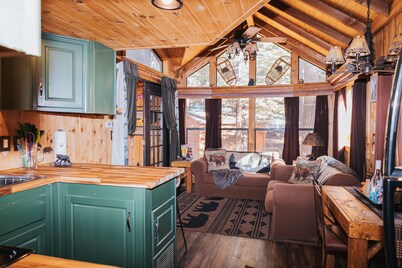 Cedar Pines pet friendly cabin