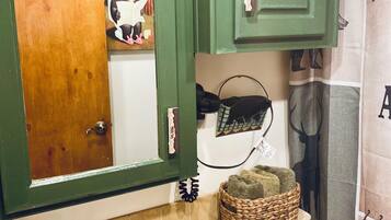 Combined shower/bathtub, free toiletries, towels, soap