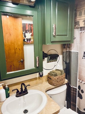 Ensemble douche/baignoire, articles de toilette gratuits