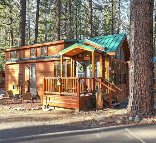 Cedar Pines pet friendly cabin close to the lake