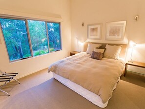 5 bedrooms, iron/ironing board, free WiFi - Flutes Escape - Located on the exclusive Brookland Valley Vineyard property (Wilyabrup)