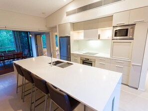 Microondas, horno, lavavajillas y cafetera y tetera 