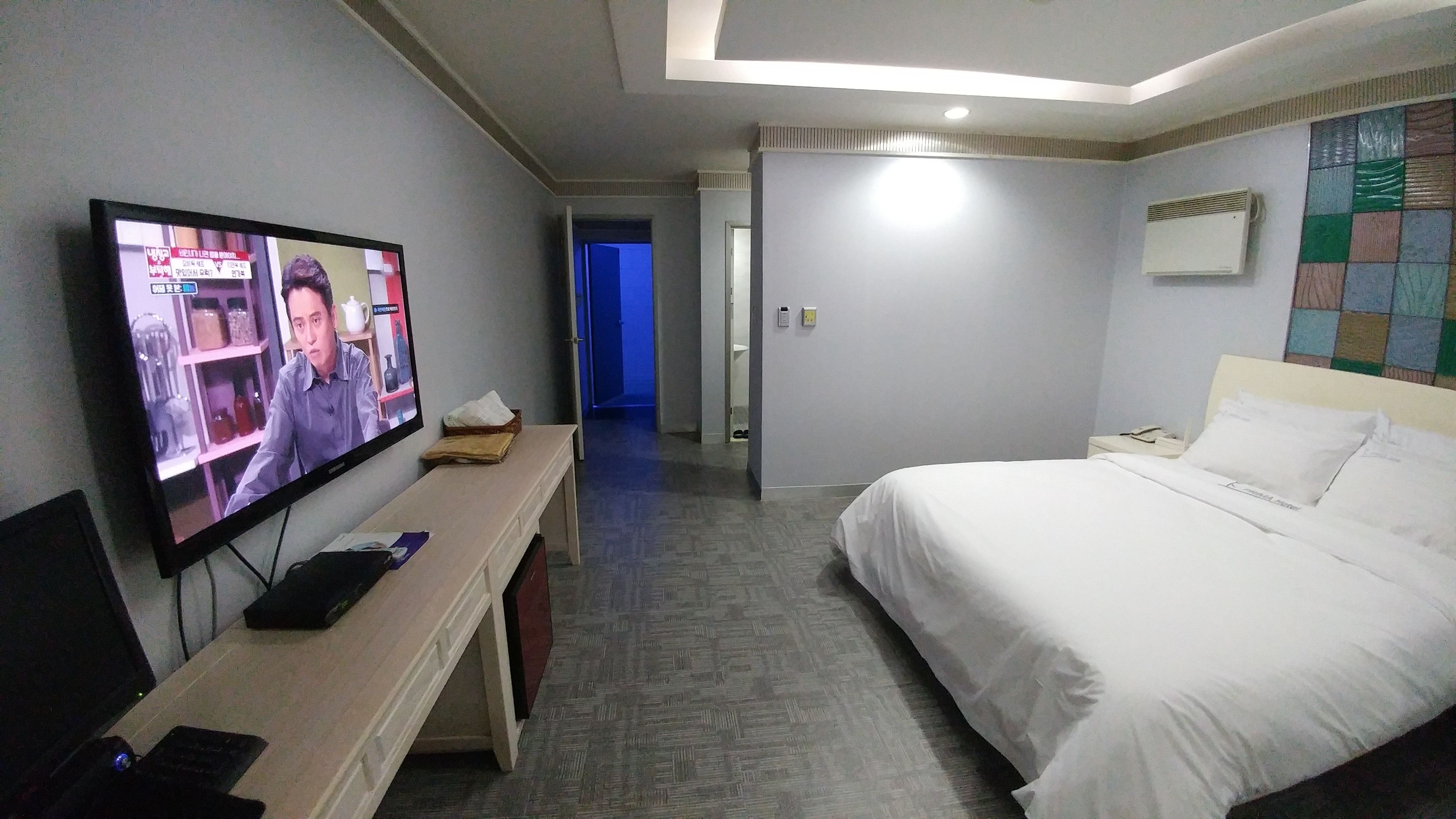 standard room, 1 queen bed | free wifi, wheelchair access