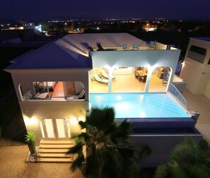 Outdoor pool, an infinity pool - Water views, central location and infinity pool (South Hill)