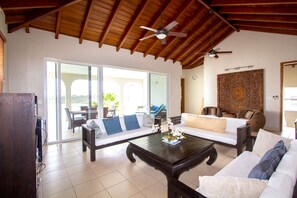 Smart TV, video games, Netflix, DVD player - Water views, central location and infinity pool (South Hill)