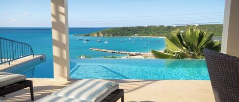 Piscine extérieure, piscine à débordement