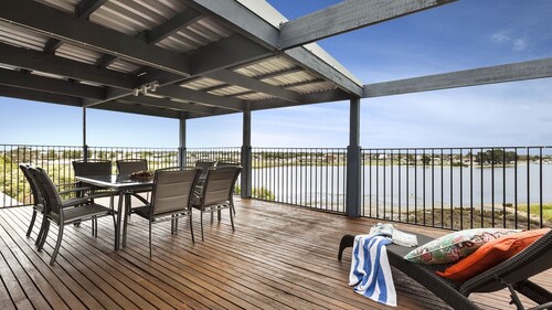 Amazing views with pool - Lakes on View St