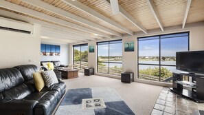 TV connectée, cheminée, Netflix, livres