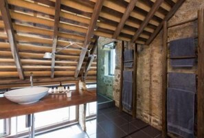 Shower, hair dryer, towels, soap - Stone Flower Renovated Barn (Hobart)