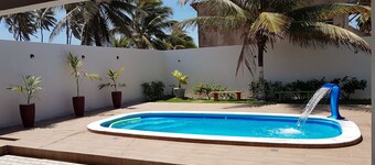 Luxuriöses Strandhaus mit großem Erholungsgebiet 100 Meter vom Strand entfernt.