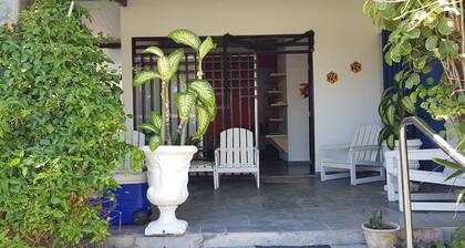 Ylellinen rantatalo suurella virkistysalueella 100 metrin päässä rannasta.