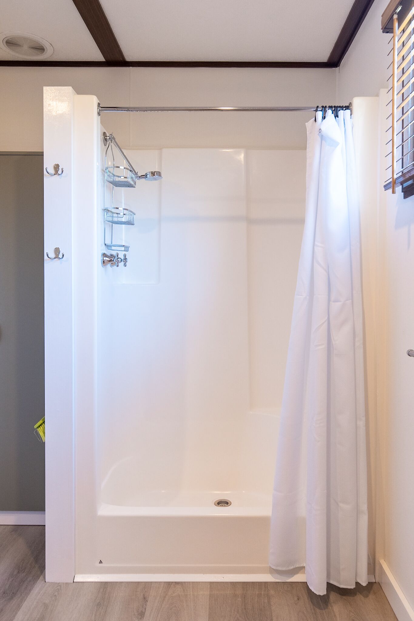 Combined shower/tub, towels, soap, toilet paper