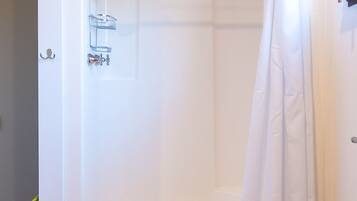 Combined shower/tub, towels, soap, toilet paper