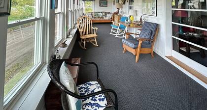Waterfront cottage with views of 2 lighthouses that's close to Popham Beach