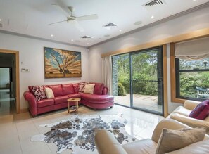 Smart TV, chimenea, libros y videoteca 