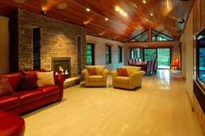 Interior - Private Bush Retreat (Kulnura)