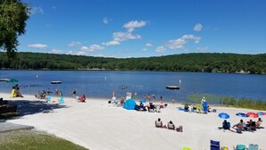 A beach with clear skies, a sandy shore, and a calm lake. - Masthope modern log-cabin sided retreat! (Lackawaxen)