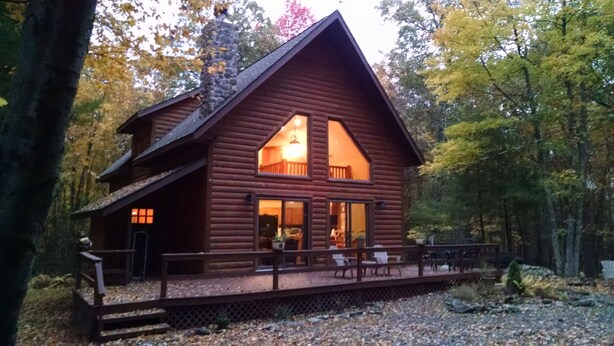 A log cabin with a porch and a dining area. - Masthope modern log-cabin sided retreat! (Lackawaxen)