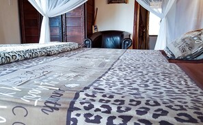 2 chambres, coffres-forts dans les chambres, bureau