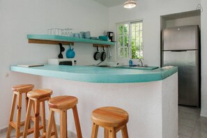 Réfrigérateur, four, plaque de cuisson, cafetière/bouilloire