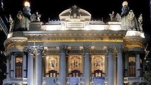 A grand building with classical architecture, featuring columns, statues, and banners. - Novinho Studio in the Lapa area (Rio de Janeiro)