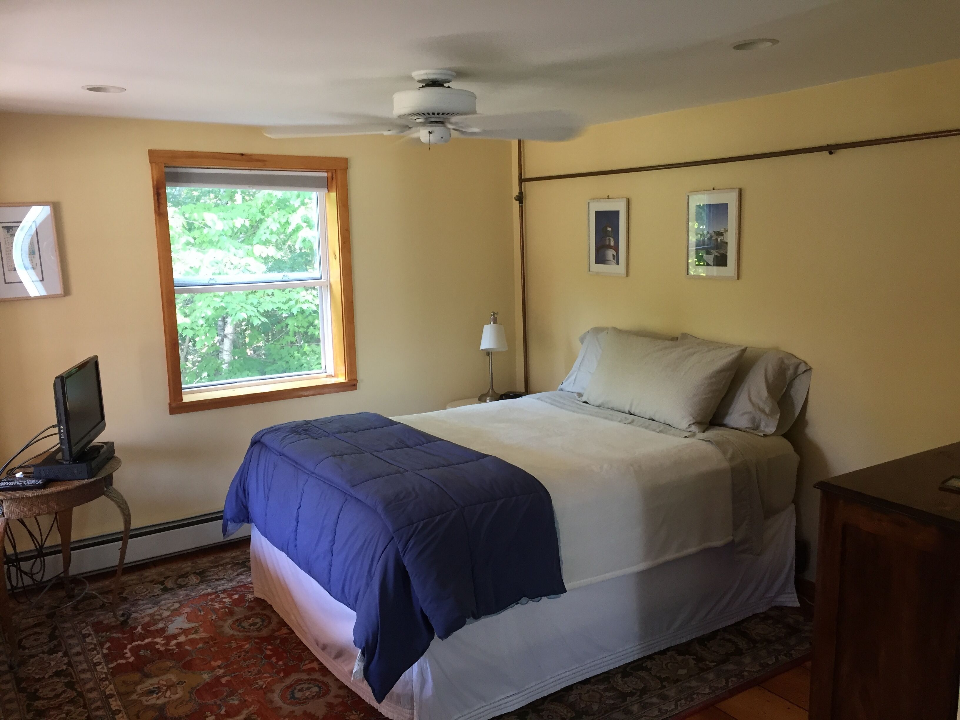 Queen bed - Bedroom suite 2.