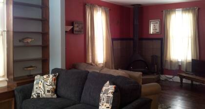 Riverfront Ski & Fishing retreat, steps from the slopes!