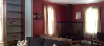 Riverfront Ski & Fishing retreat, steps from the slopes!