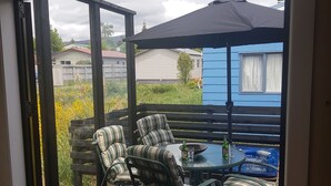 Un patio con mobiliario exterior y una bañera de hidromasaje.
