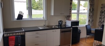 Te Honu House - Millar Street 13B, NP-kylä * ilmainen wifi, sky TV & Spa -allas