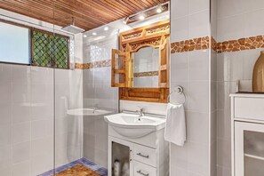 Dusche, Haartrockner, Handtücher, Toilettenpapier