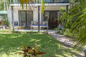 Terrace/patio - BESAKIH @ BYRON BAY  central to town & main beach , large garden, pet friendly  (Byron Bay)