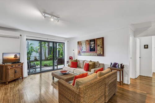 BESAKIH @ BYRON BAY  central to town & main beach , large garden, pet friendly 