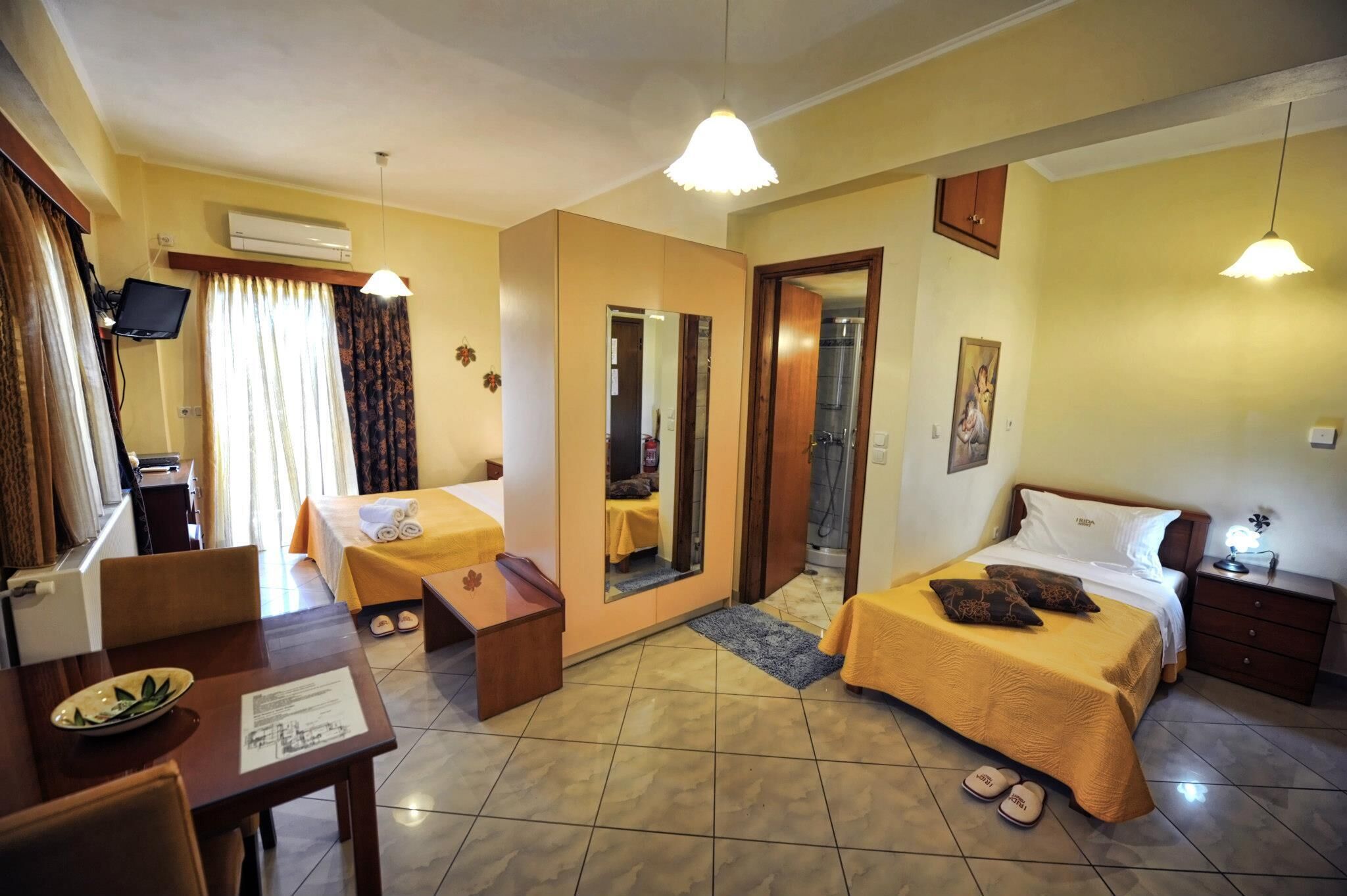 9 Schlafzimmer, Zimmersafe, Schreibtisch, Bügeleisen/Bügelbrett