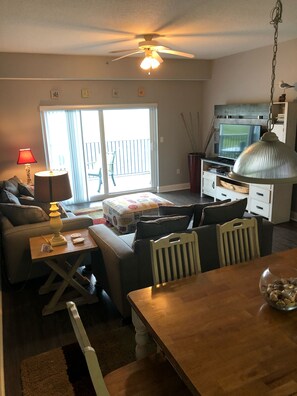 Een smart-tv en boeken