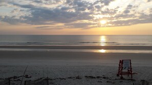 Ligstoelen aan het strand, strandlakens