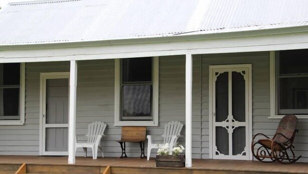A porch with white chairs, a bench, and a rocking chair. - White Dog Lane Cottage Farm stay (Elleker)