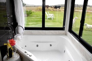 Douche, sèche-cheveux, serviettes fournies