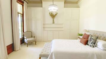 3 bedrooms, desk, iron/ironing board, travel cot