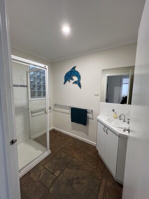 Douche, sèche-cheveux, papier toilette