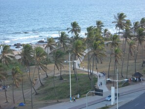 On the beach, sun-loungers, beach towels - SALVADOR SUITES RESIDENCE, EXCELLENT, IN FRONT OF THE BEACH OF ALAH GARDEN, (Salvador)