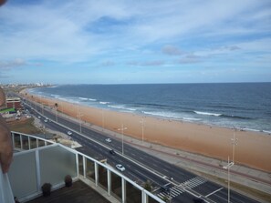 On the beach, sun loungers, beach towels - SALVADOR SUITES RESIDENCE, EXCELLENT, ACROSS FROM JARDIM DE ALAH BEACH, (Salvador)