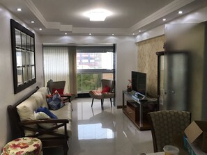TV, books, stereo - SALVADOR SUITES RESIDENCE, EXCELLENT, ACROSS FROM JARDIM DE ALAH BEACH, (Salvador)