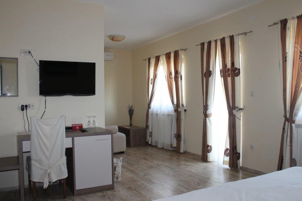 Room (Zafro) | Living area | Flat-screen TV