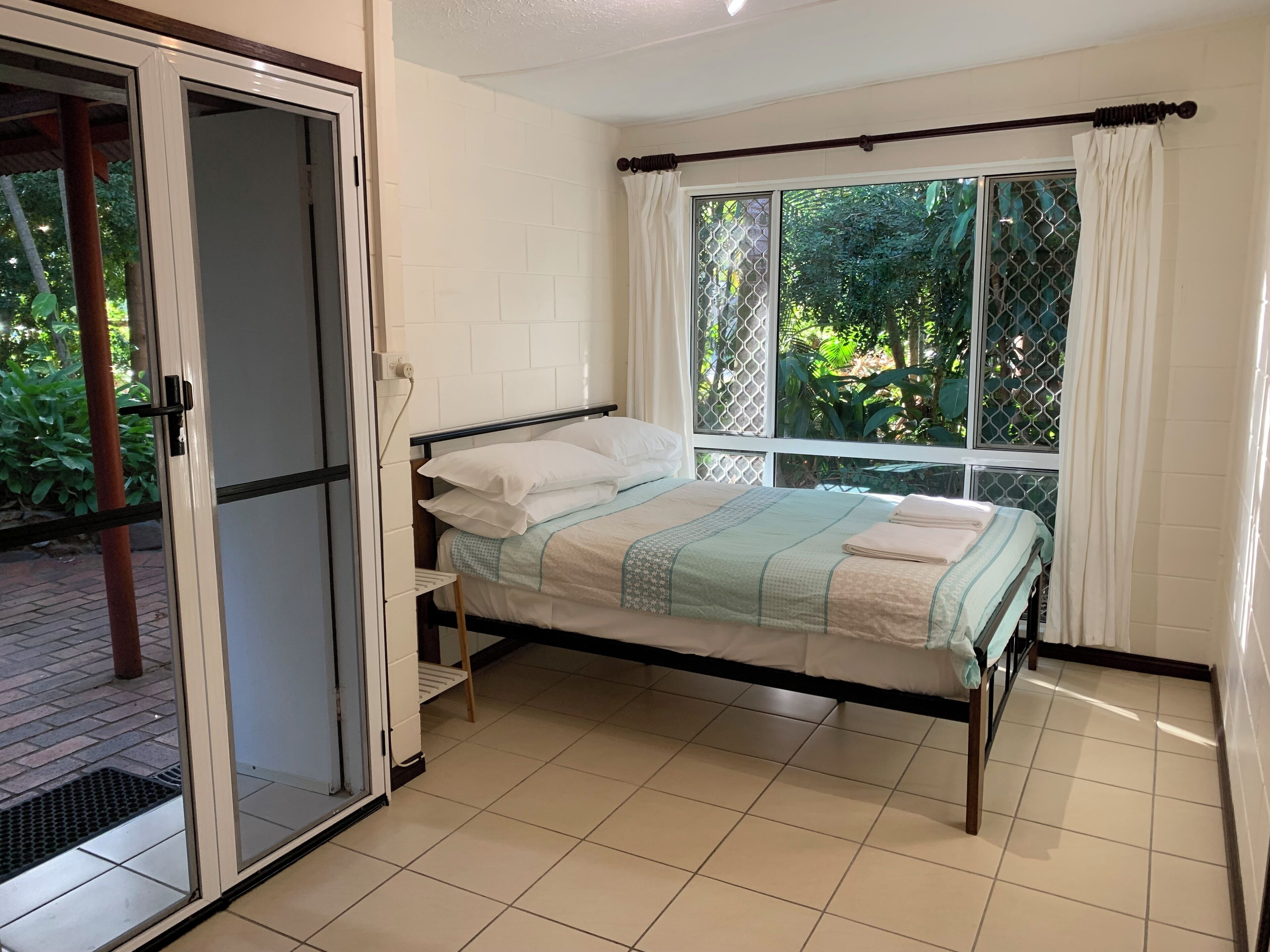 2 bedrooms, iron/ironing board, bed sheets