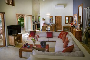 Smart TV, books, stereo