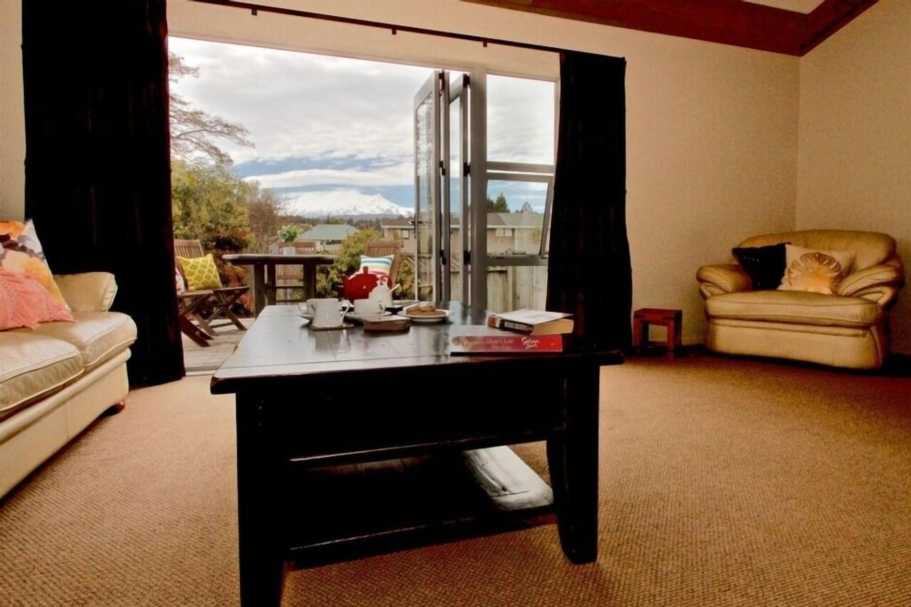 TV connectée, cheminée, lecteur de DVD, chaîne hi-fi